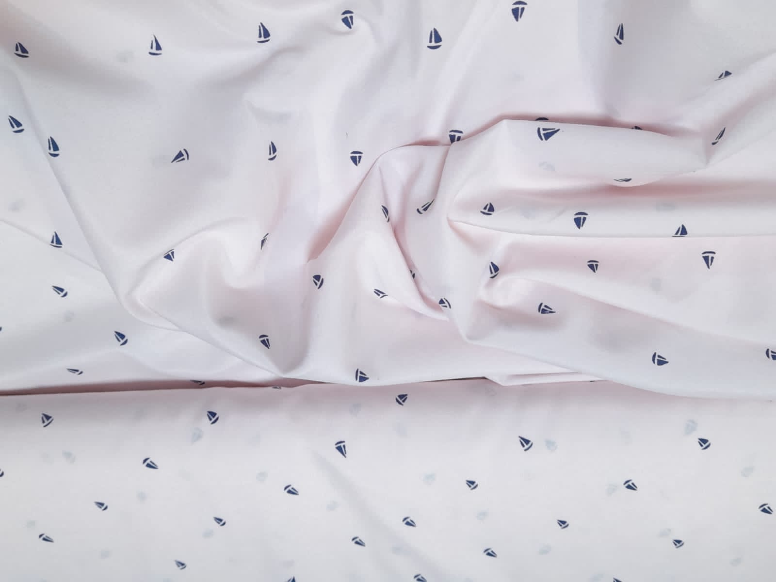 imagen de Batista estampada barquitos azul, fondo rosa