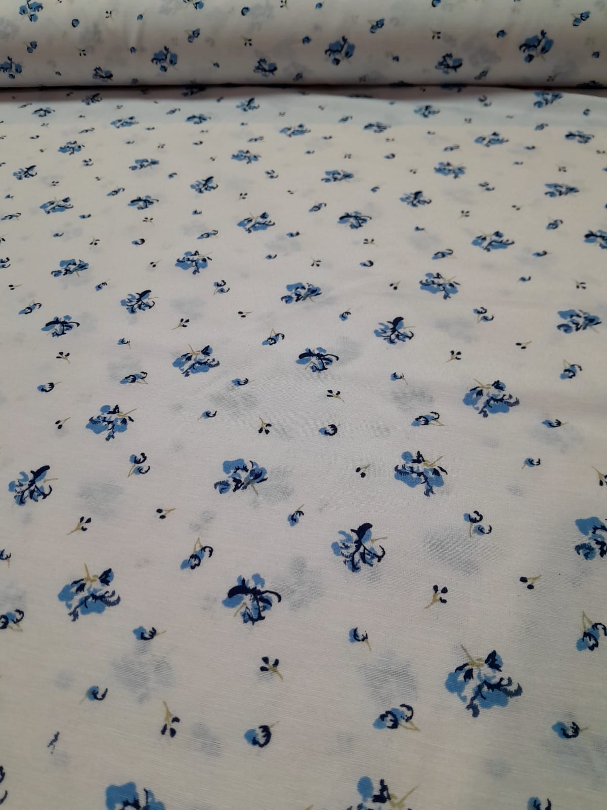 imagen de Batista estampada flores celeste y azul