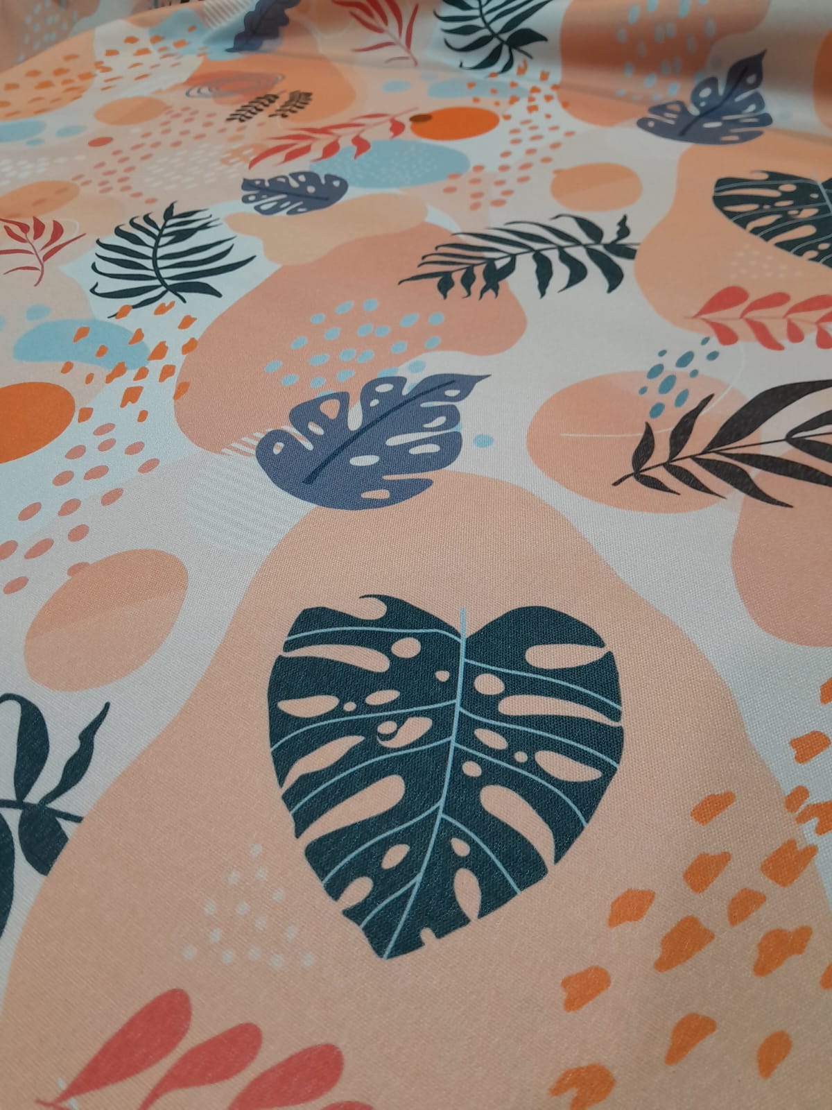 imagen de Gabardina acrilica fondo salmon