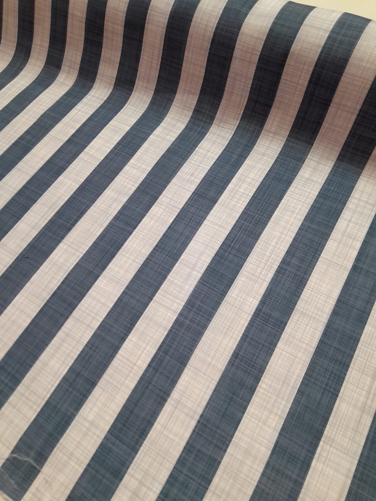 imagen de Gabardina acrilica rayada con azul