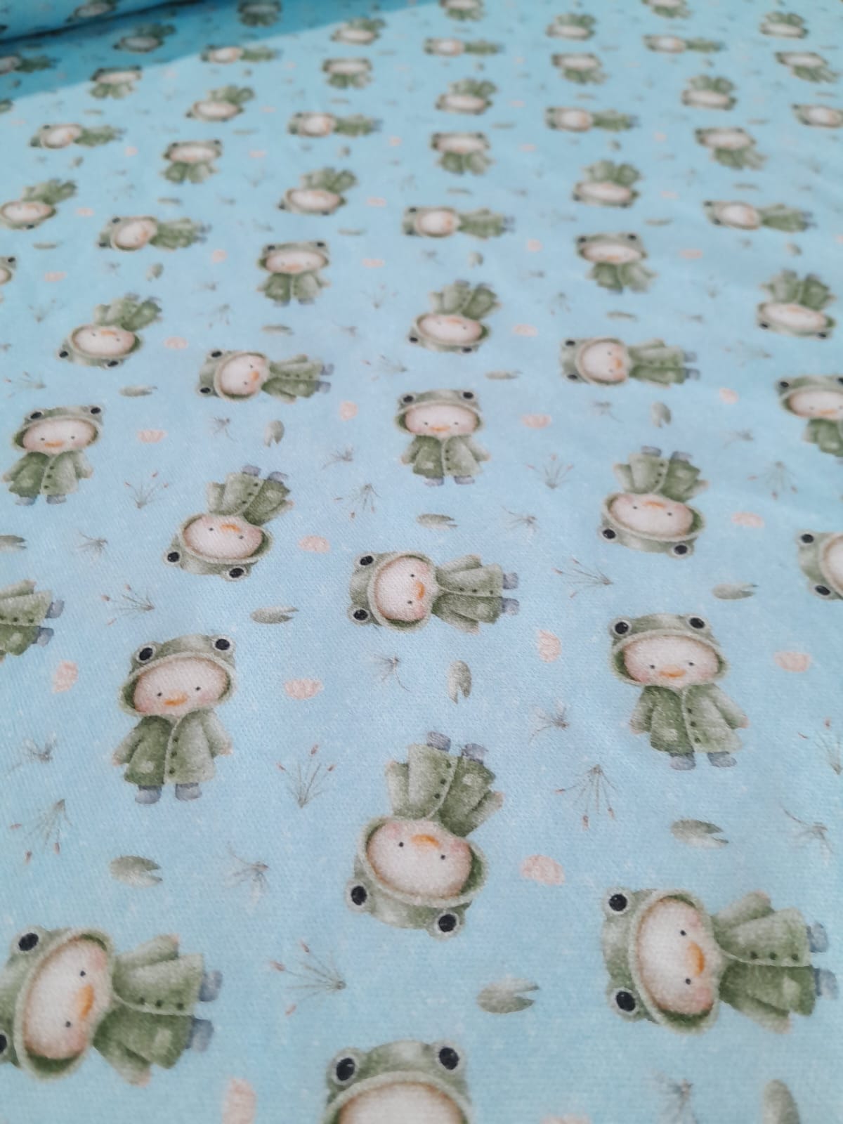 imagen de Interlock estampado sapito celeste