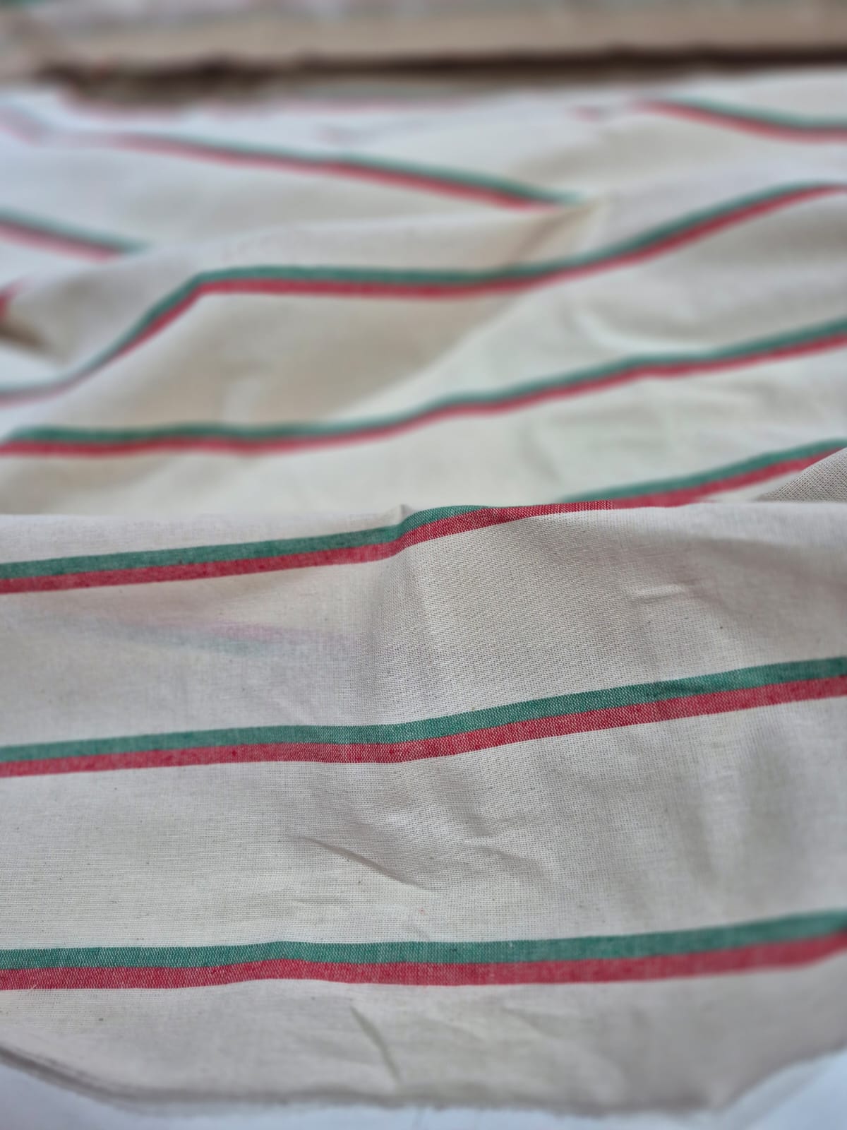 imagen de Lienzo de algodon rayado verde y rojo