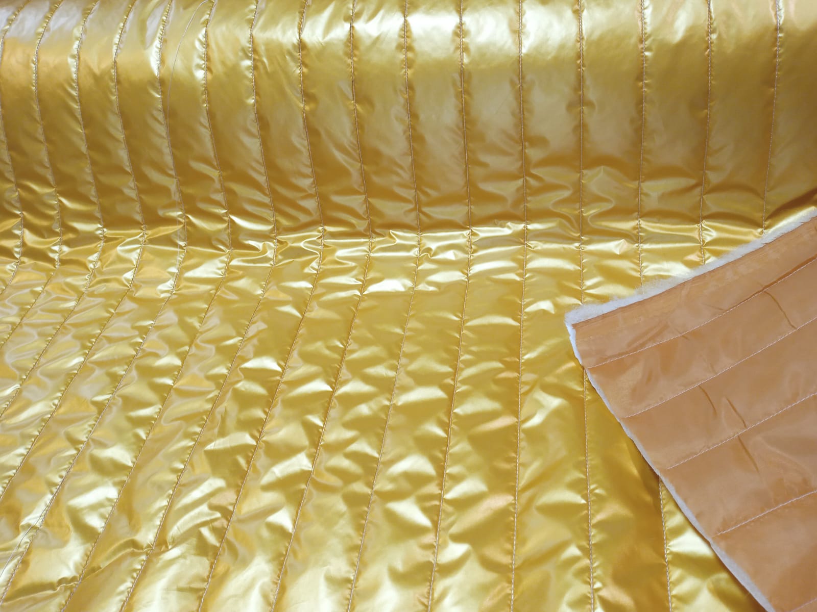 imagen de Matelasse metalizado liso dorado oscuro