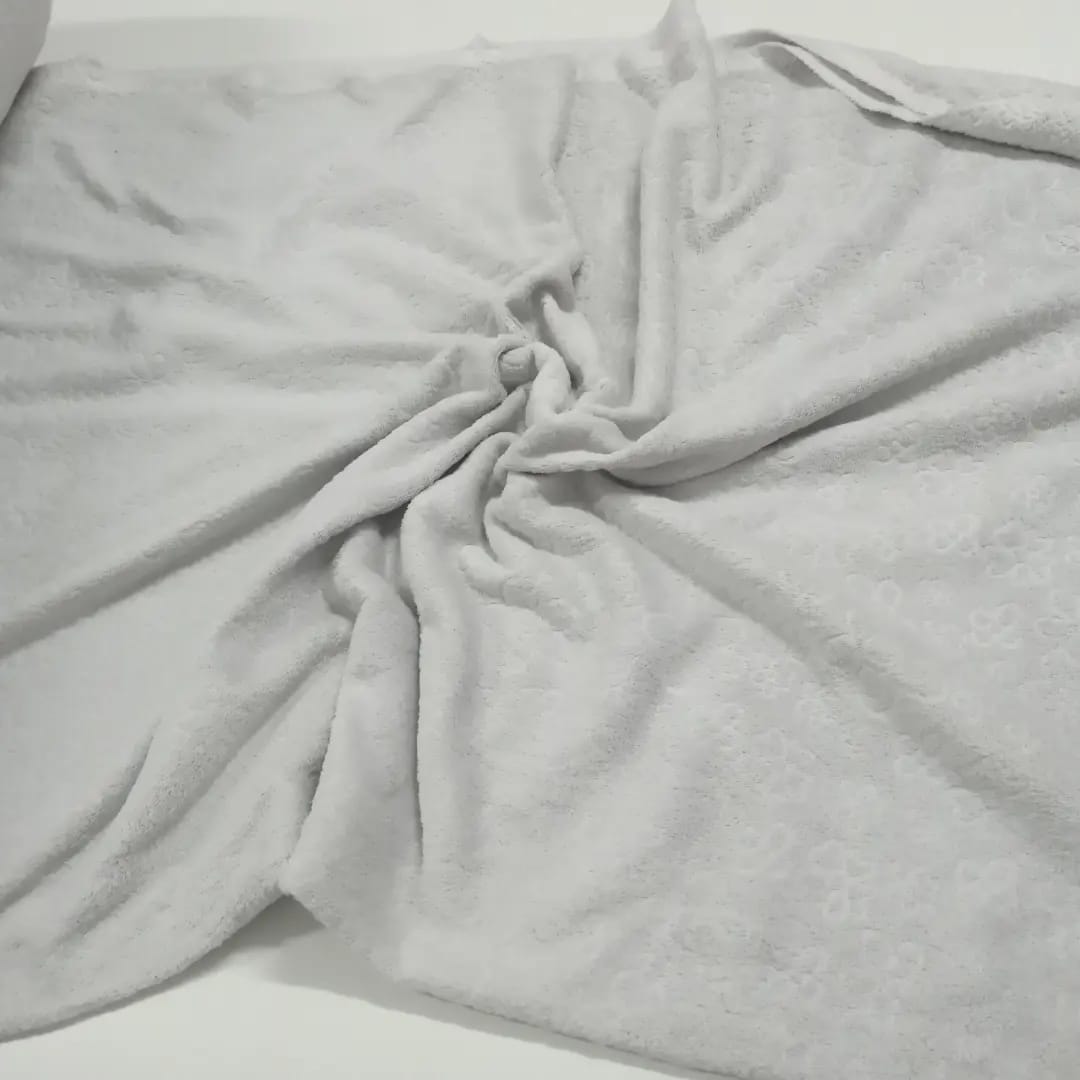 imagen de Polar soft Labrado flores gris
