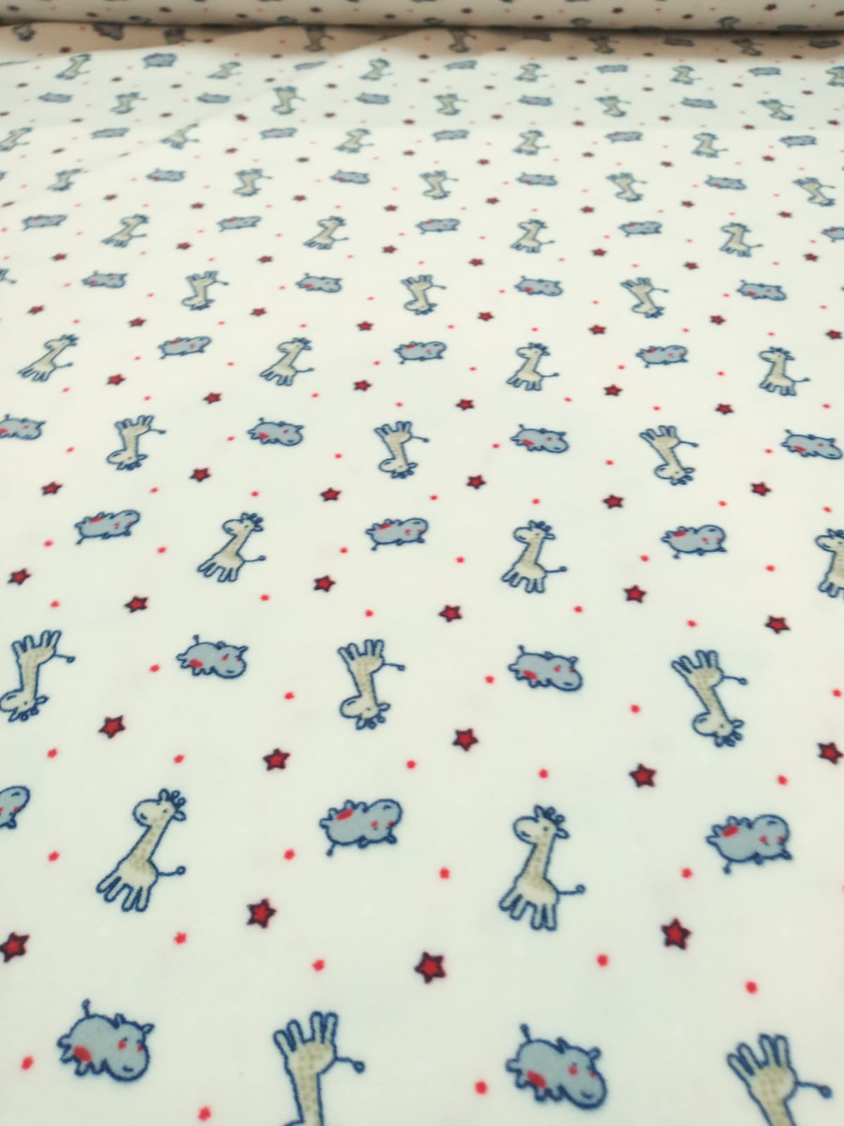 imagen de Plush estampado jirafas e hipopótamos fondo natural