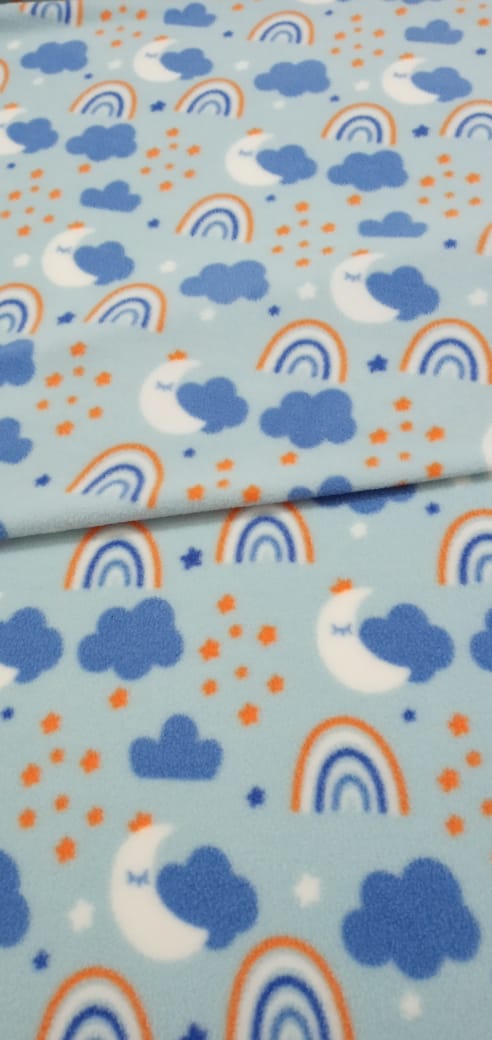 imagen de Polar estampado arcoíris y nubes celeste