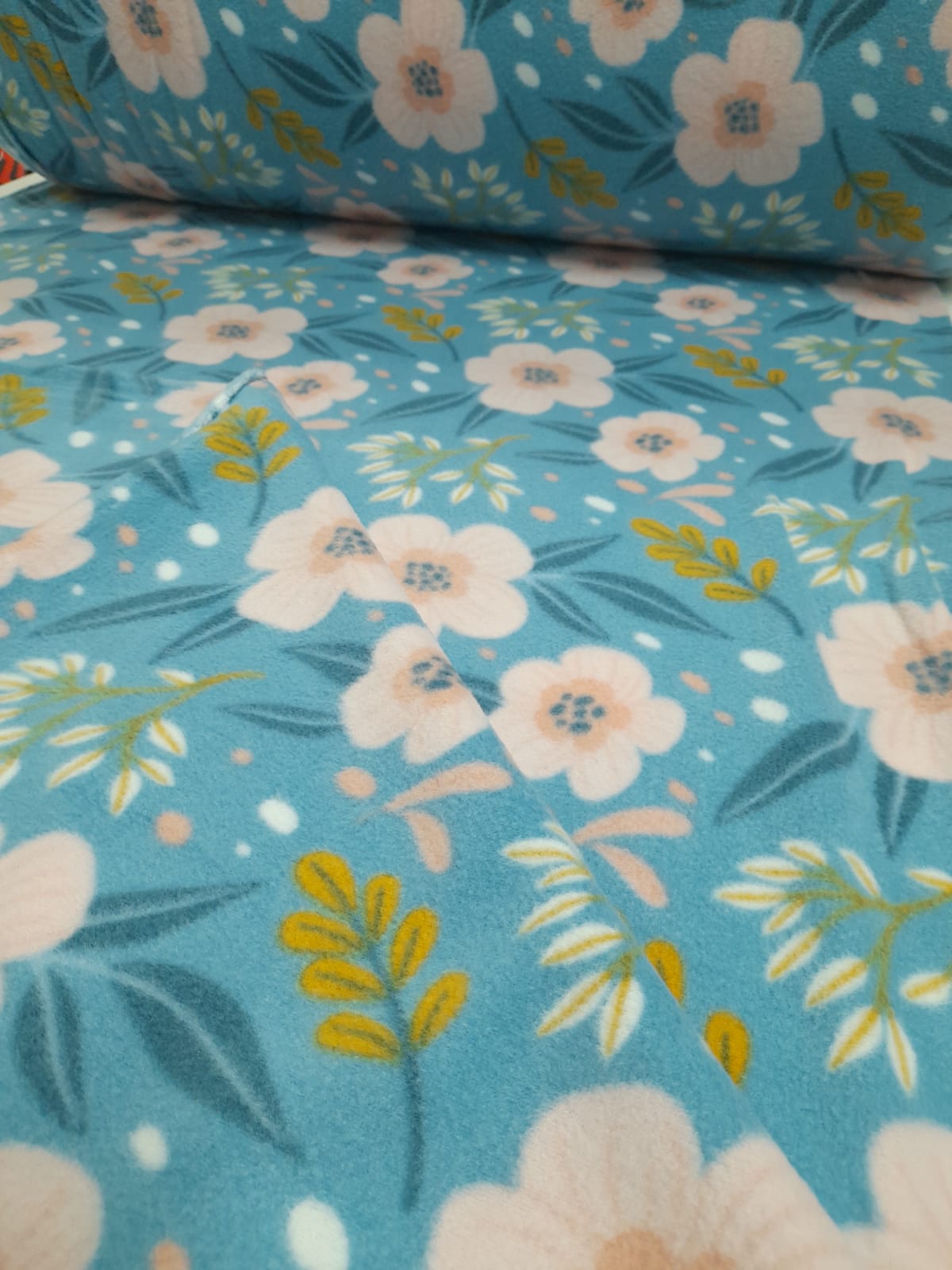 imagen de Polar estampado floreado con fondo celeste