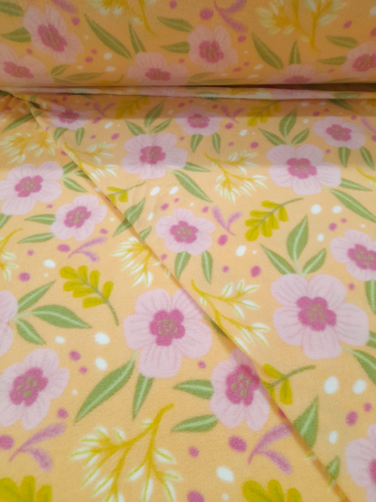 imagen de Polar estampado floreado con fondo salmon