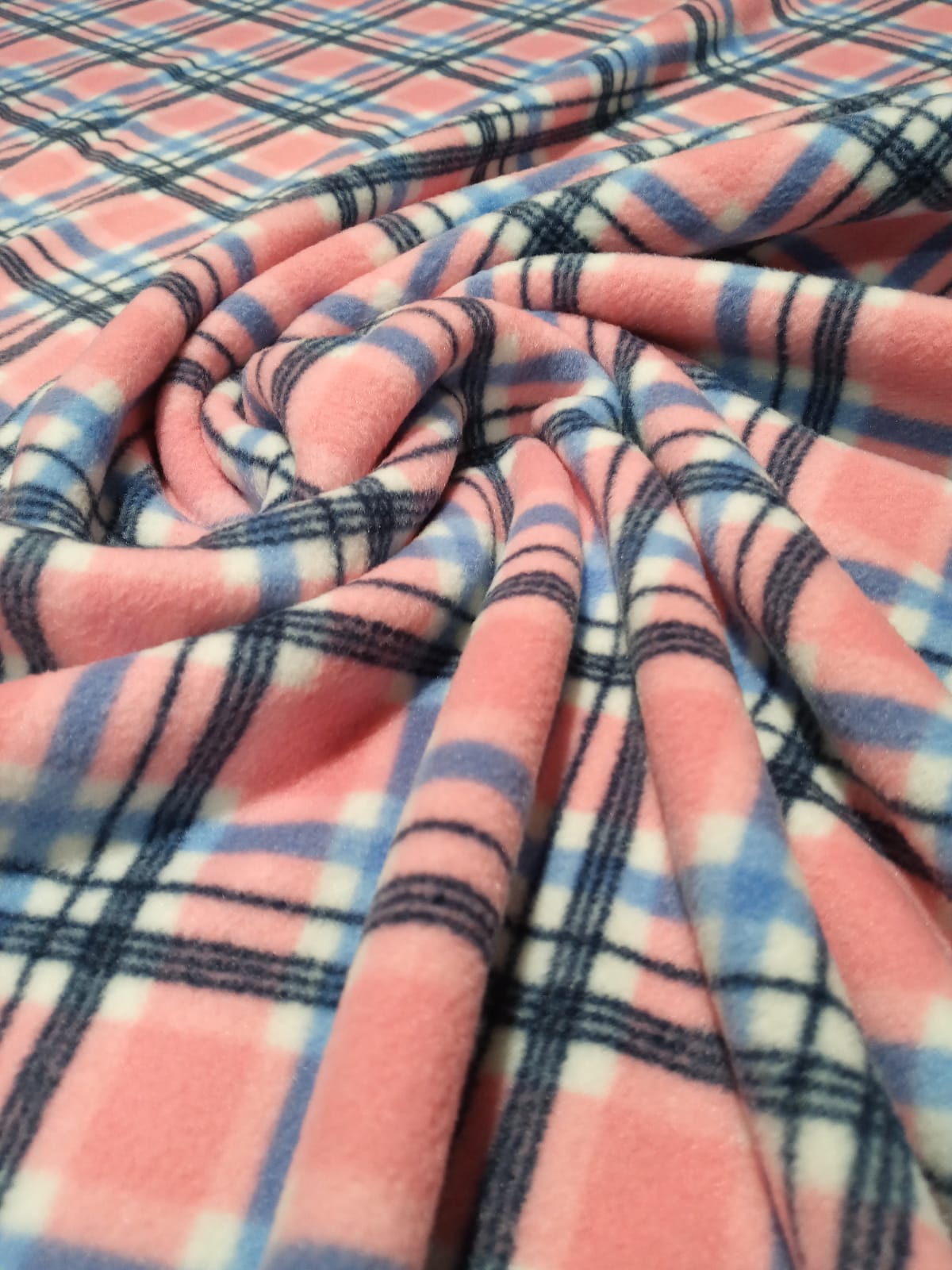 imagen de Polar estampado rombos color salmon