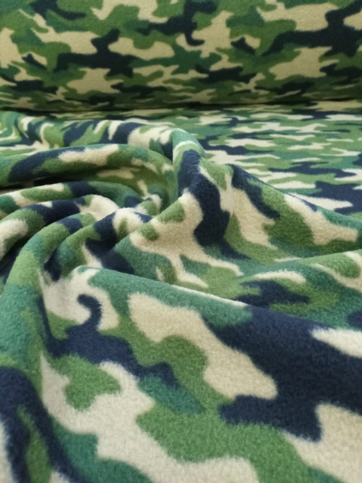 imagen de Polar estampado camuflado verde