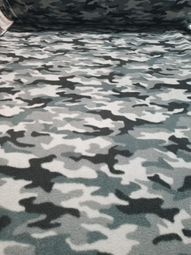 imagen de Polar estampado camuflado gris y negro