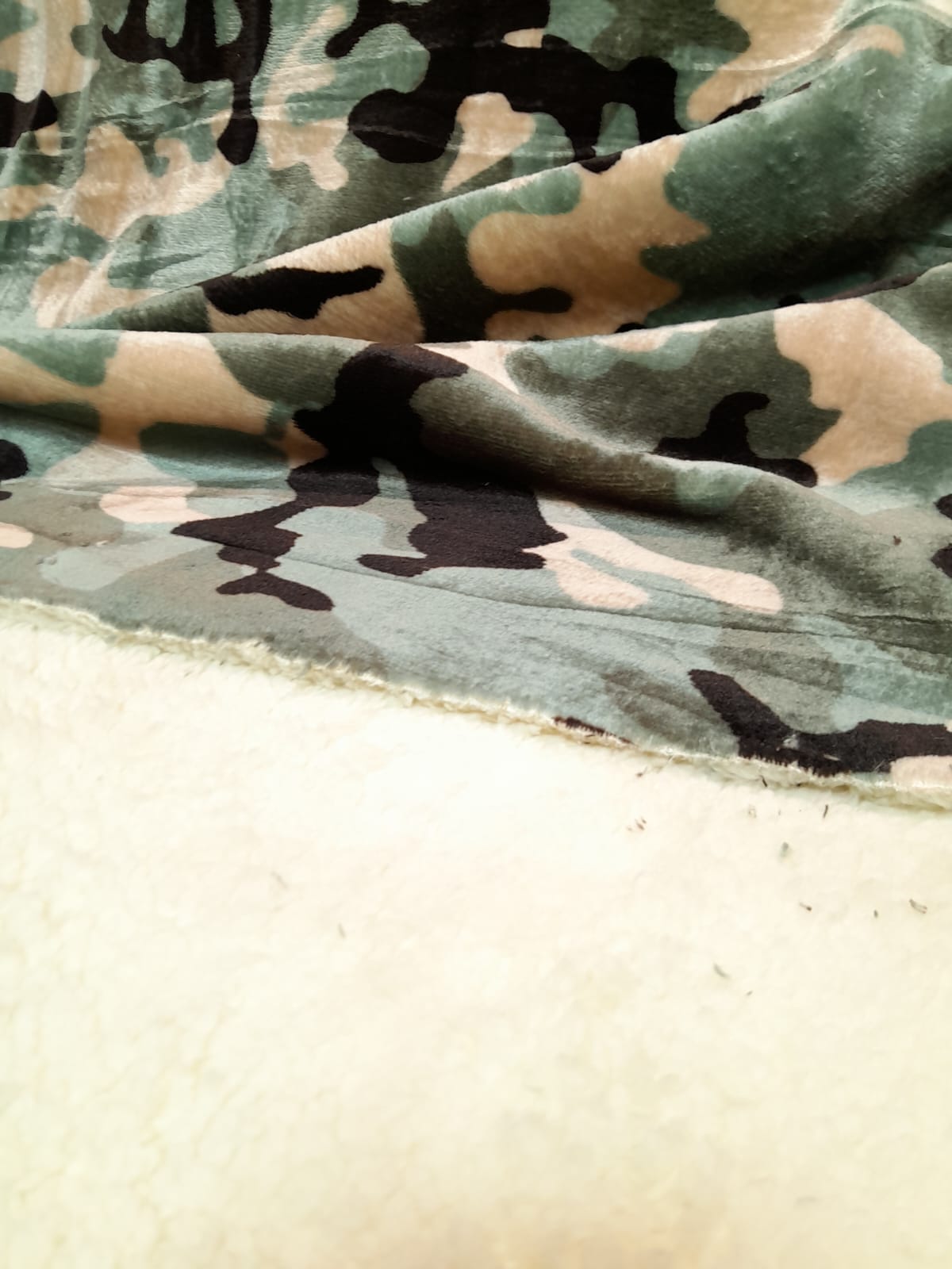 imagen de Polar soft con corderito camuflado