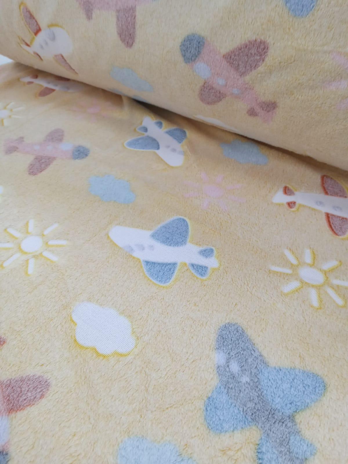 imagen de Polar soft luminoso avioncitos fondo amarillo