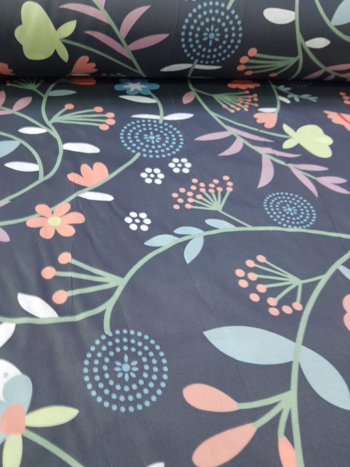 imagen de Sabanero fondo azul flores grandes