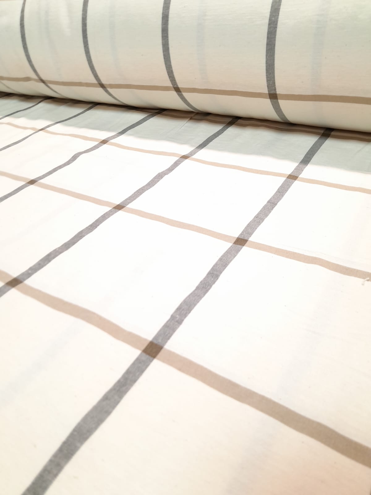 imagen de Tussor cuadros pesado negro y beige