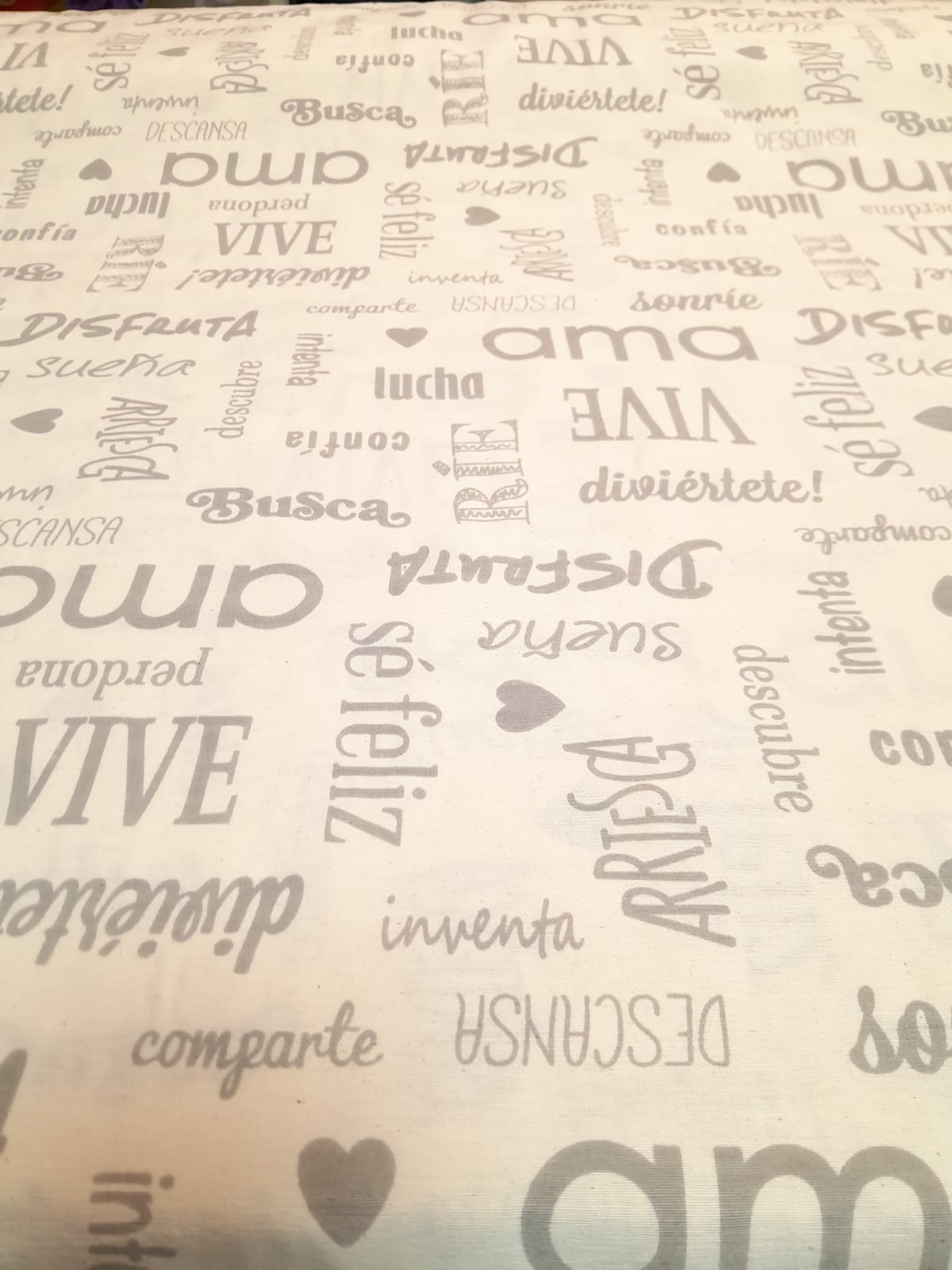 imagen de Tussor estampado frases y letras gris