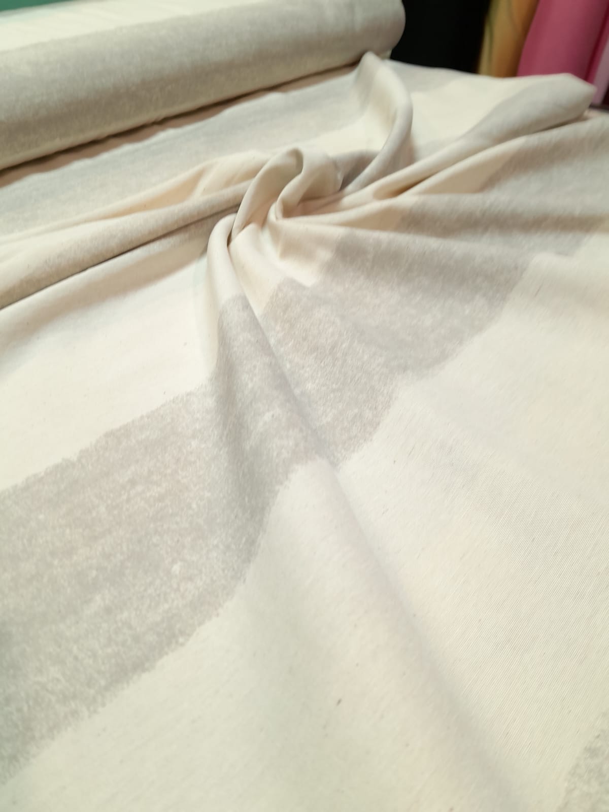 imagen de Tussor estampada raya gris ancha