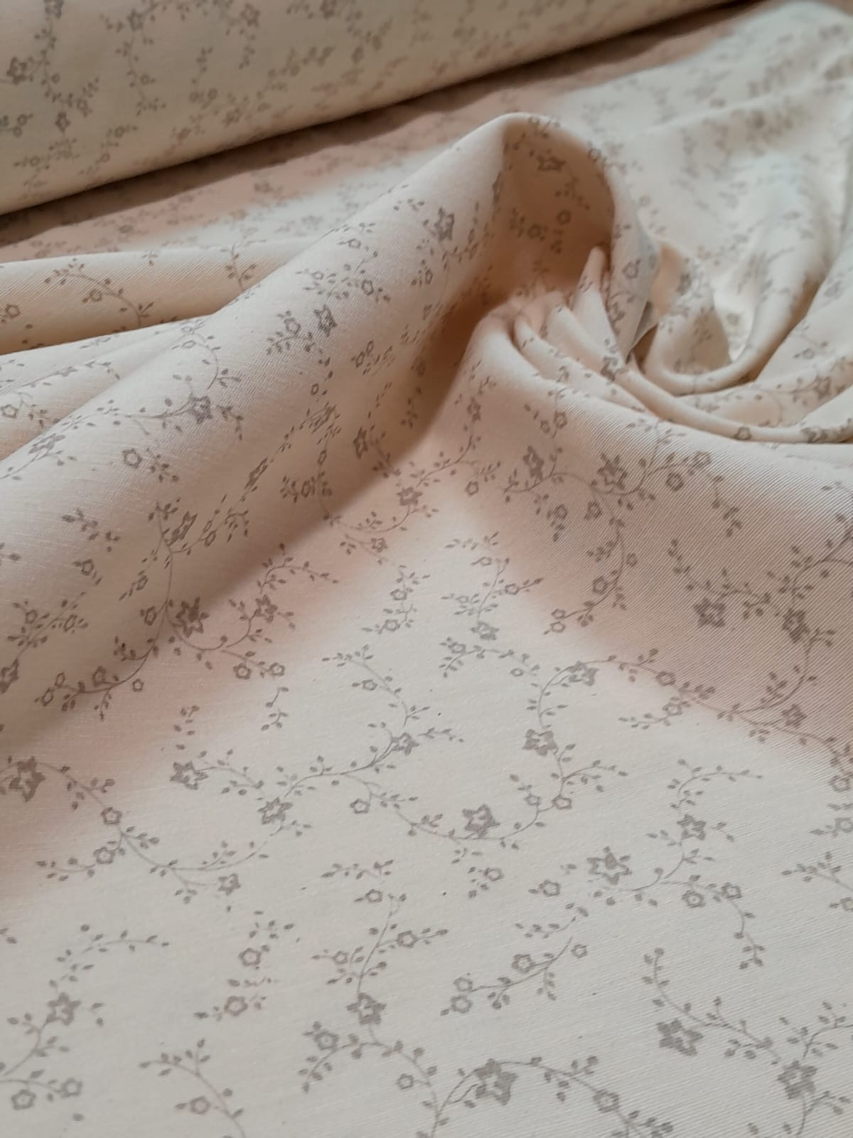 imagen de Tussor estampado flor pequeña gris