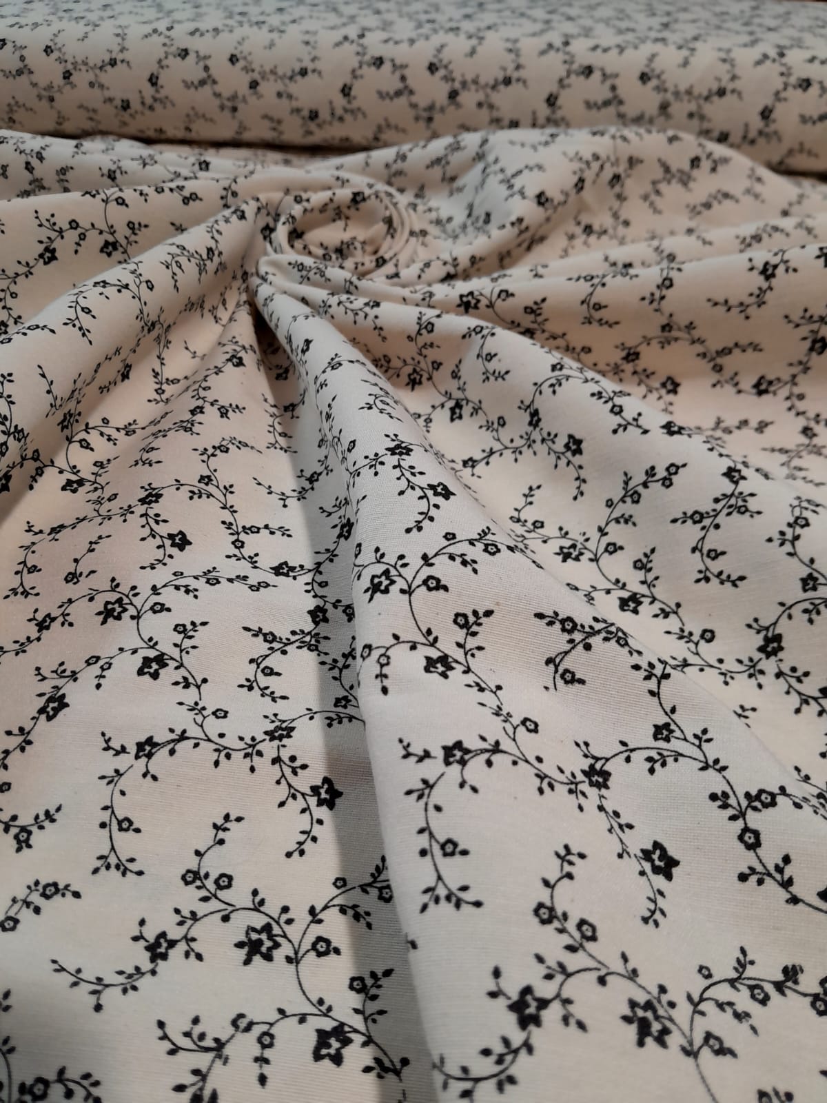 imagen de Tussor estampado flor pequeña negra