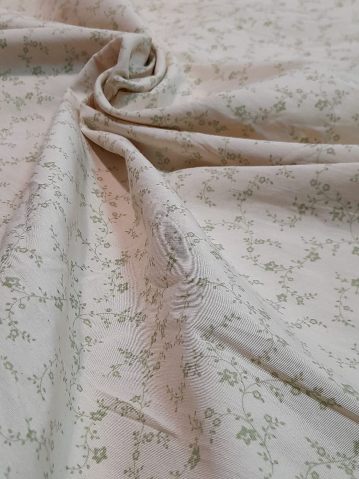 imagen de Tussor estampado flor pequeña verde