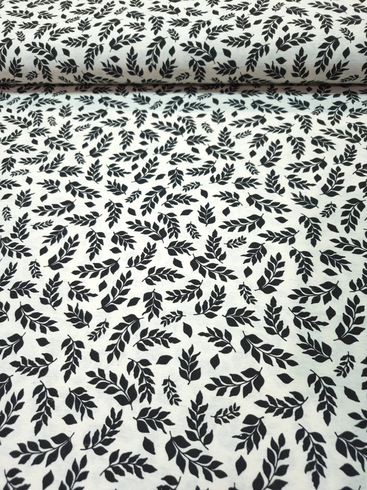 imagen de Tussor estampado hojas negras