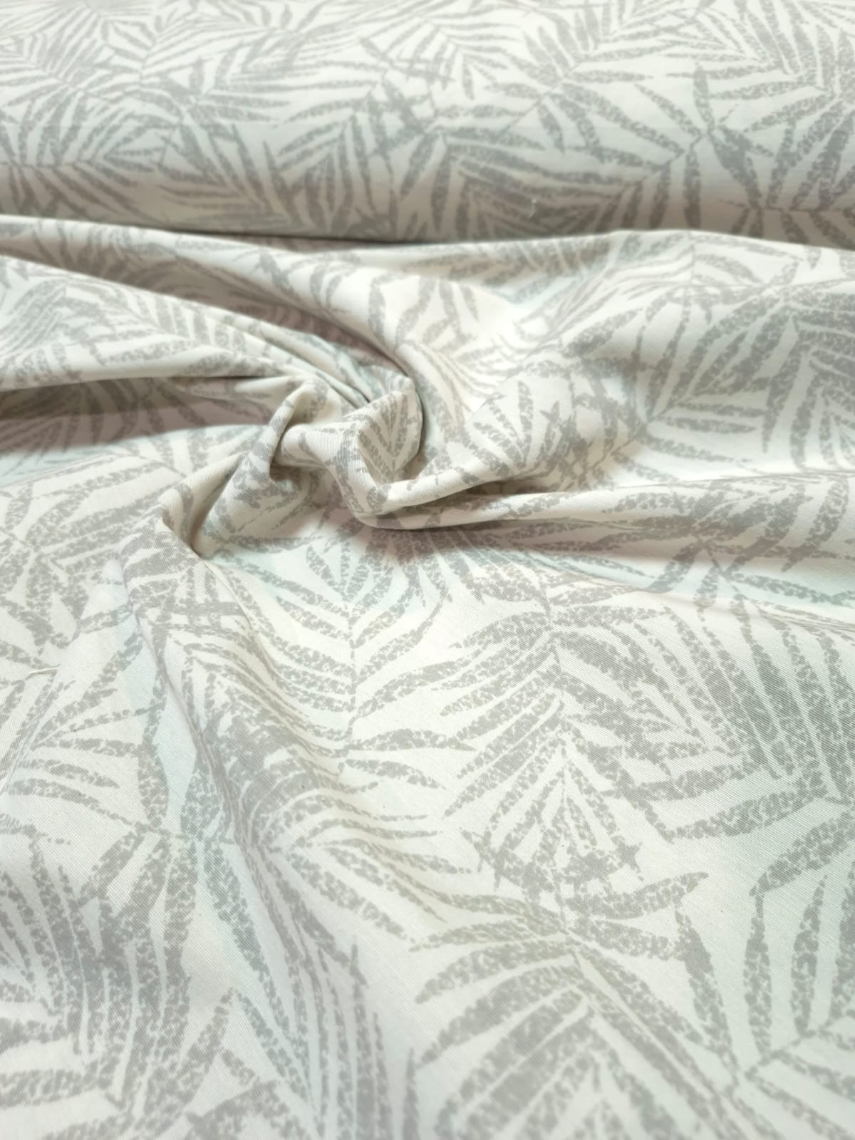 imagen de Tussor estampado hojas secas gris