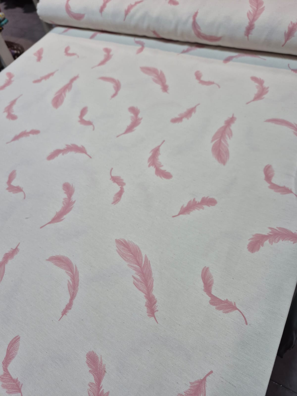 imagen de Tussor estampado plumas rosa