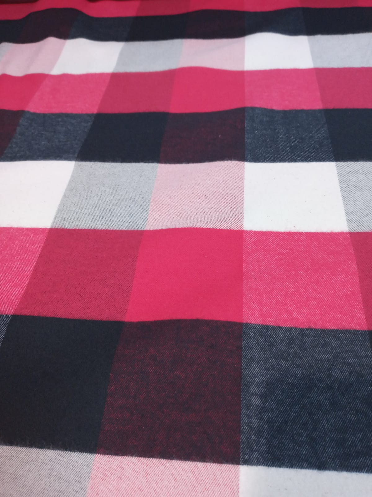 imagen de Camisaco rojo, negro y blanco
