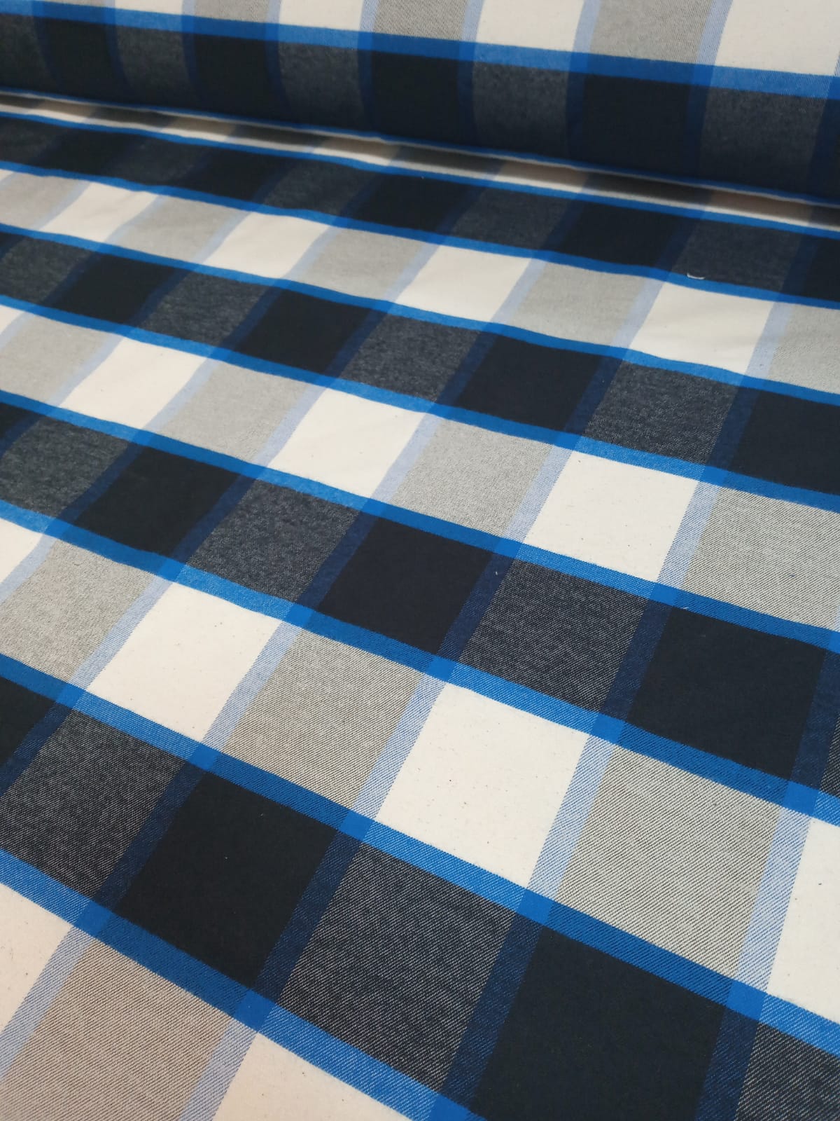 imagen de Camisaco blanco, negro y azul