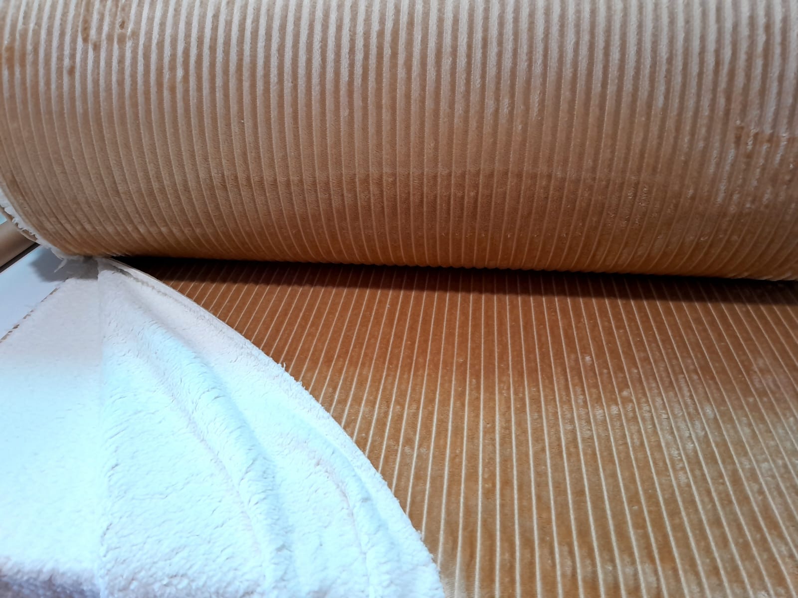 imagen de Corderoy con corderito beige