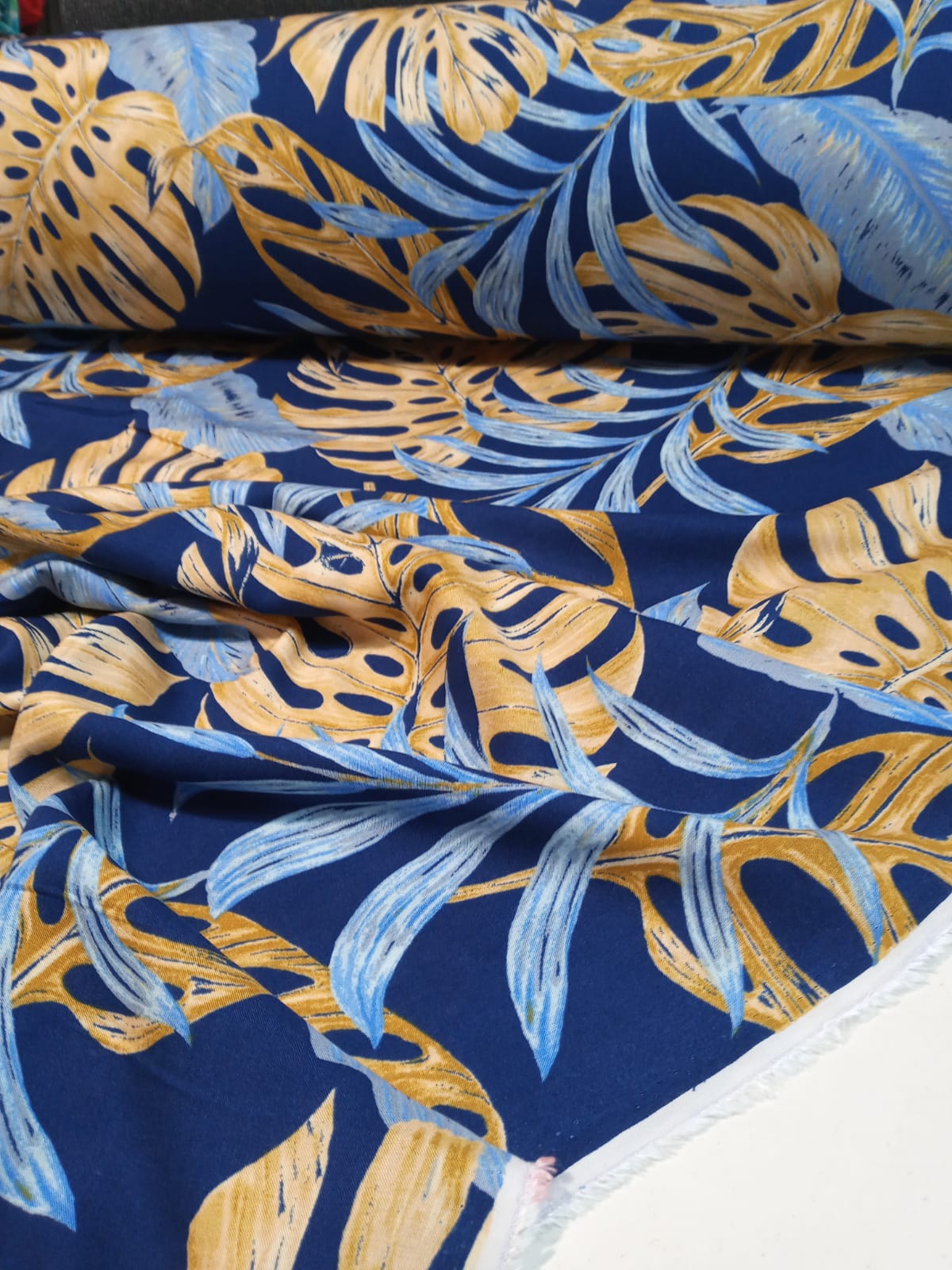 imagen de Fibrana estampada fondo azul con hojas de adan