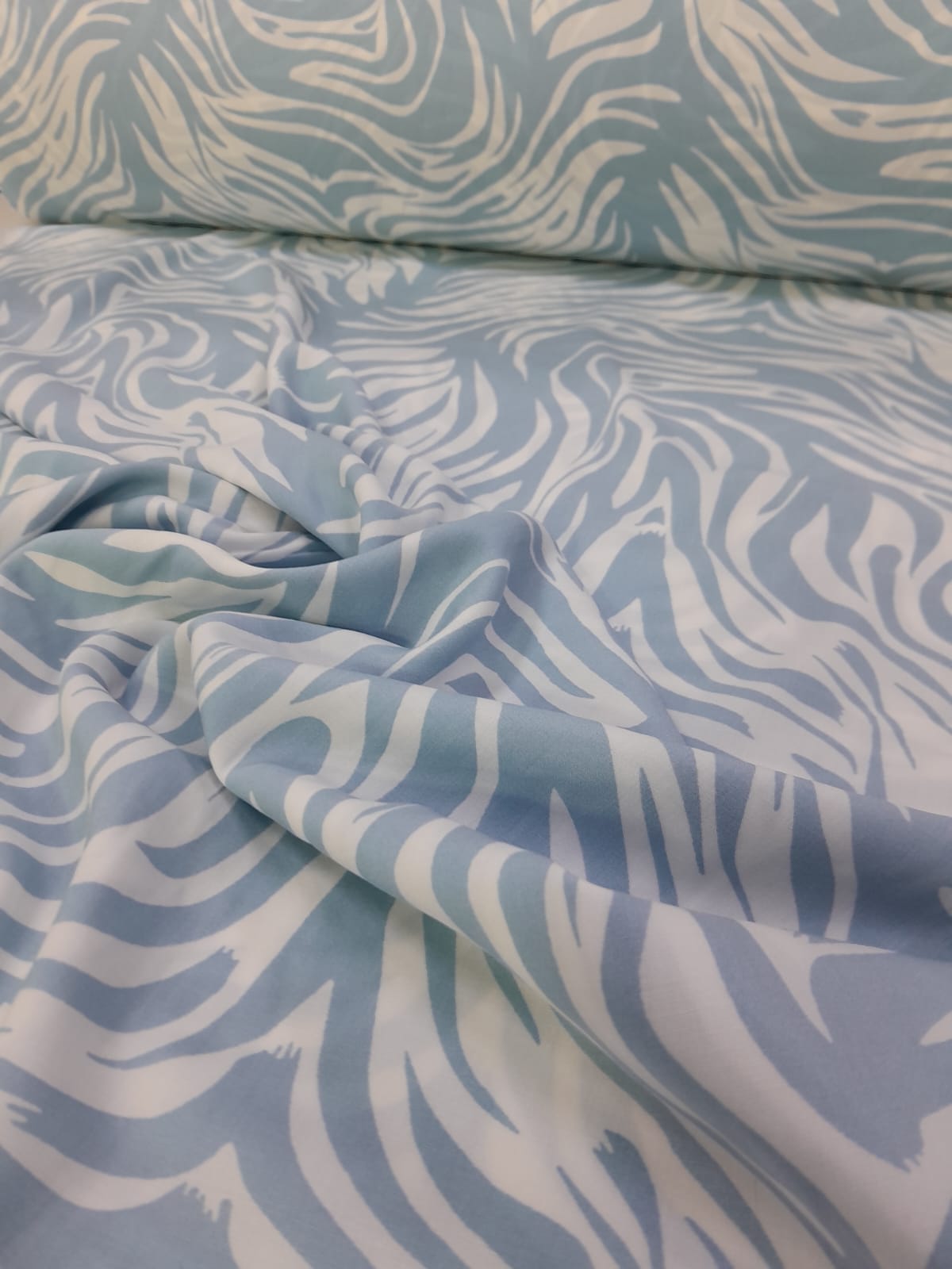 imagen de Fibrana estampada animal print celeste pastel