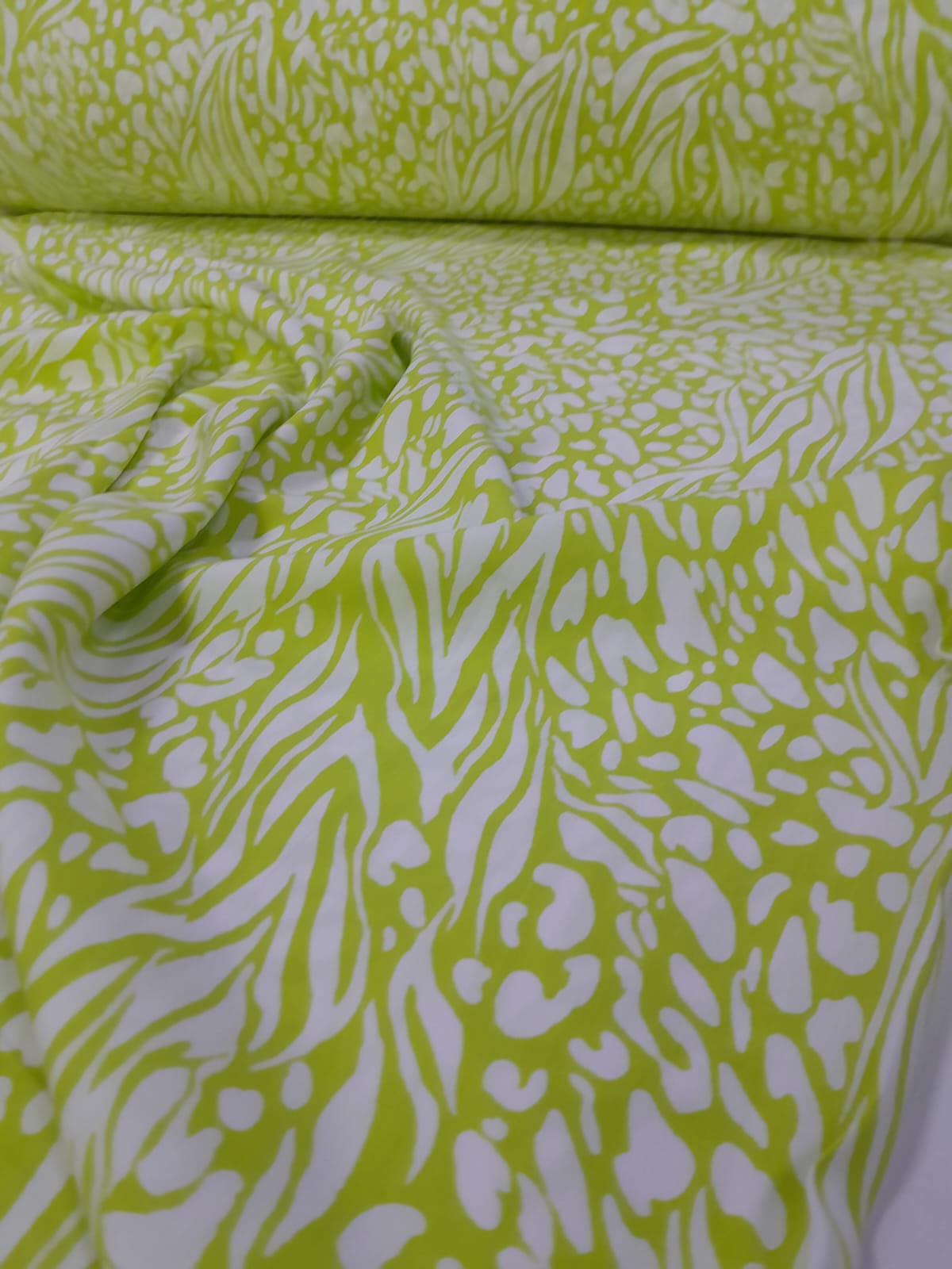 imagen de Fibrana estampada animal print verde lima