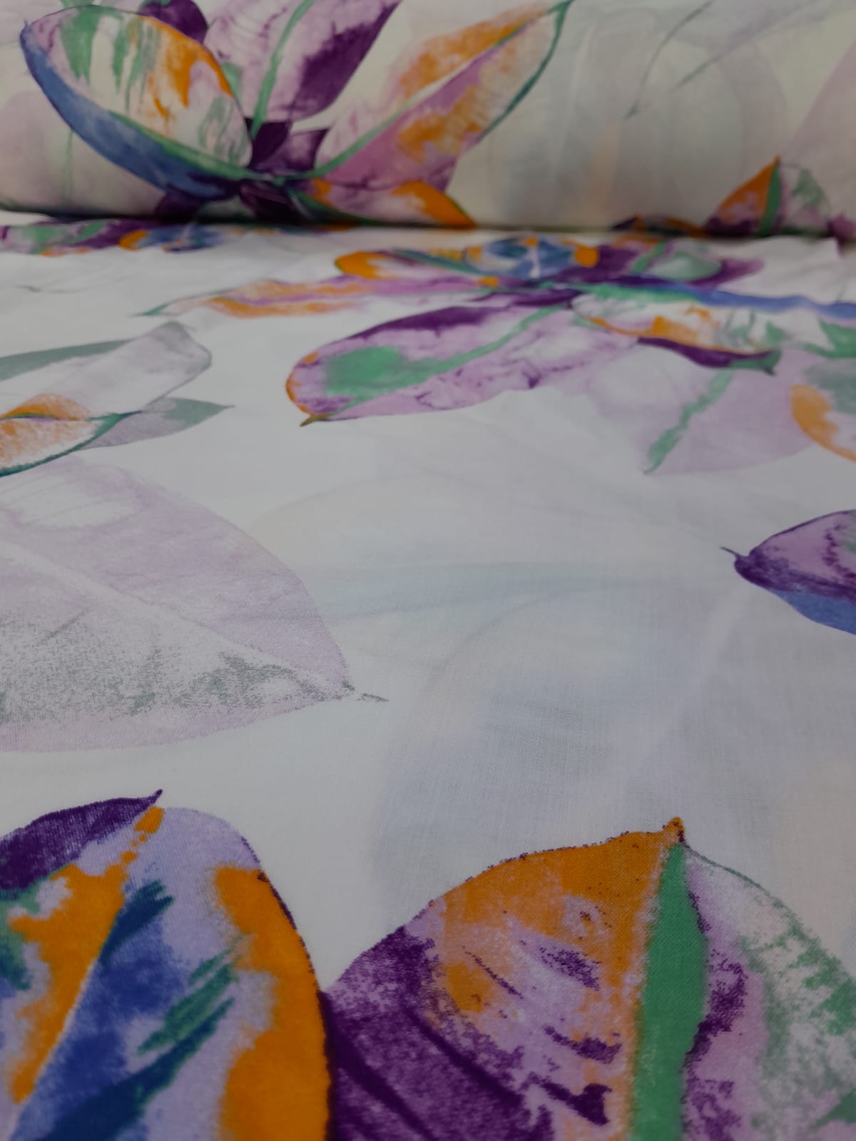 imagen de Fibrana estampada fondo blanco y florones