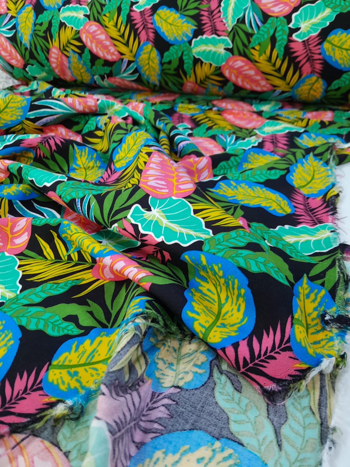 imagen de Fibrana estampada negra con hojas coloridas