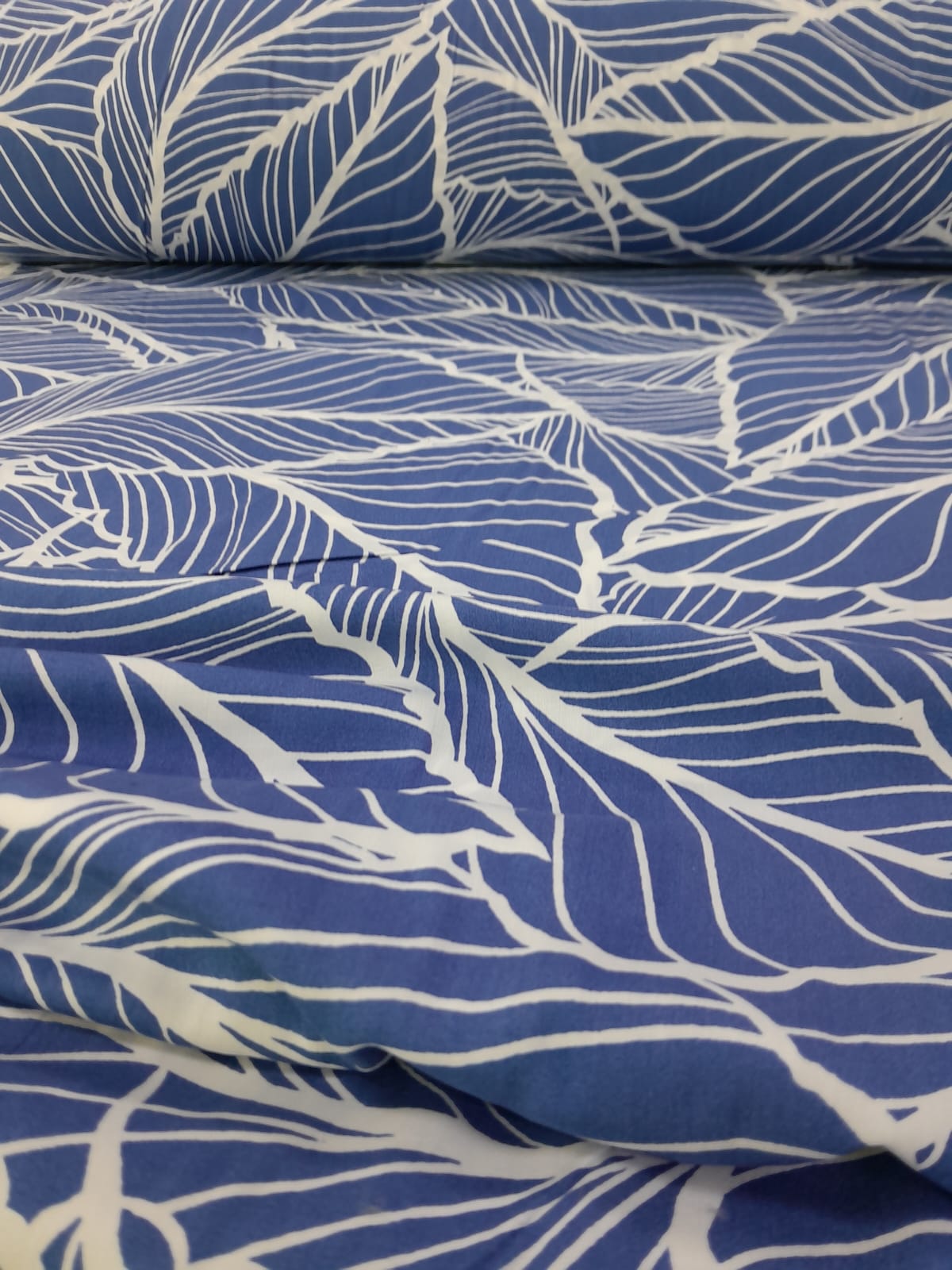 imagen de Fibrana estampada azul aero con hojas