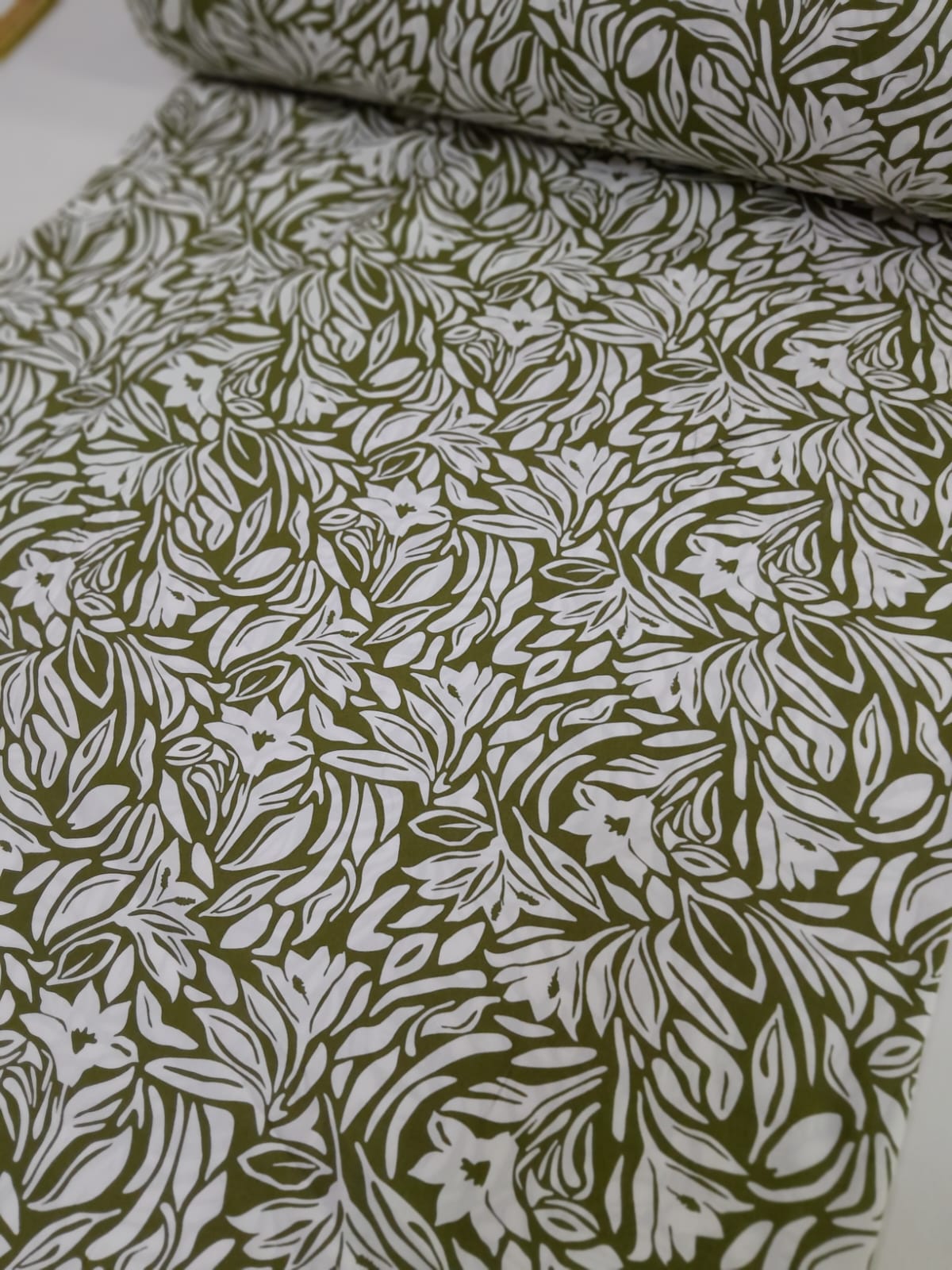 imagen de Fibrana estampada fondo verde flores blancas