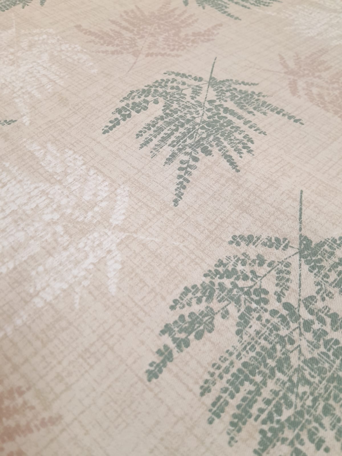 imagen de Gabardina hojas, fondo beige, tonos tierra