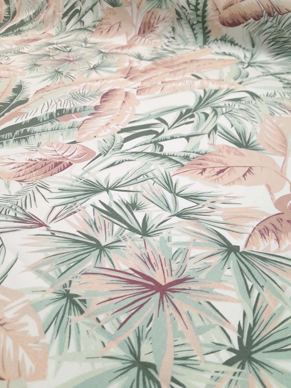 imagen de Gabardina hojas y flores colores pastel