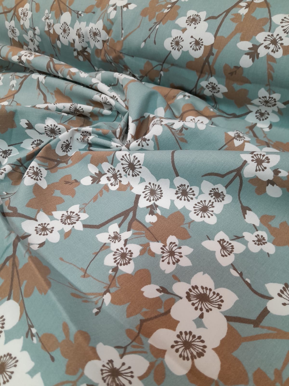imagen de Gabardina con flores base aqua