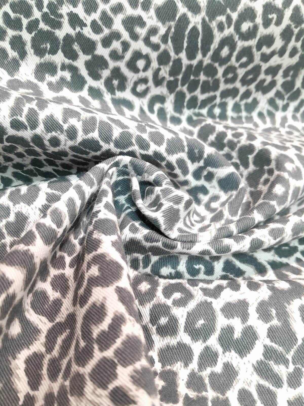 imagen de Gabardina animal print con spandex