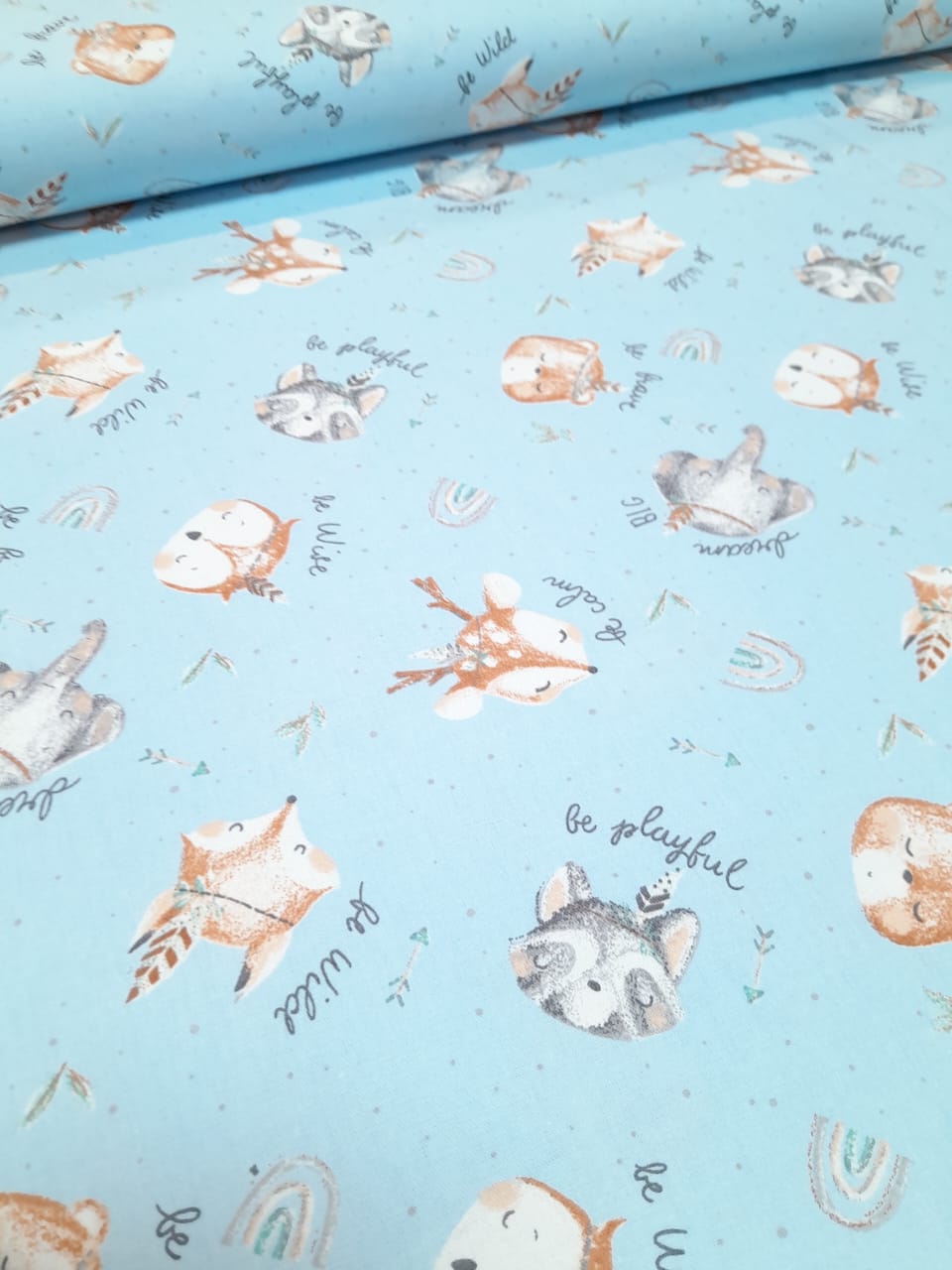 imagen de Gabardina estampada zorrito y alce celeste