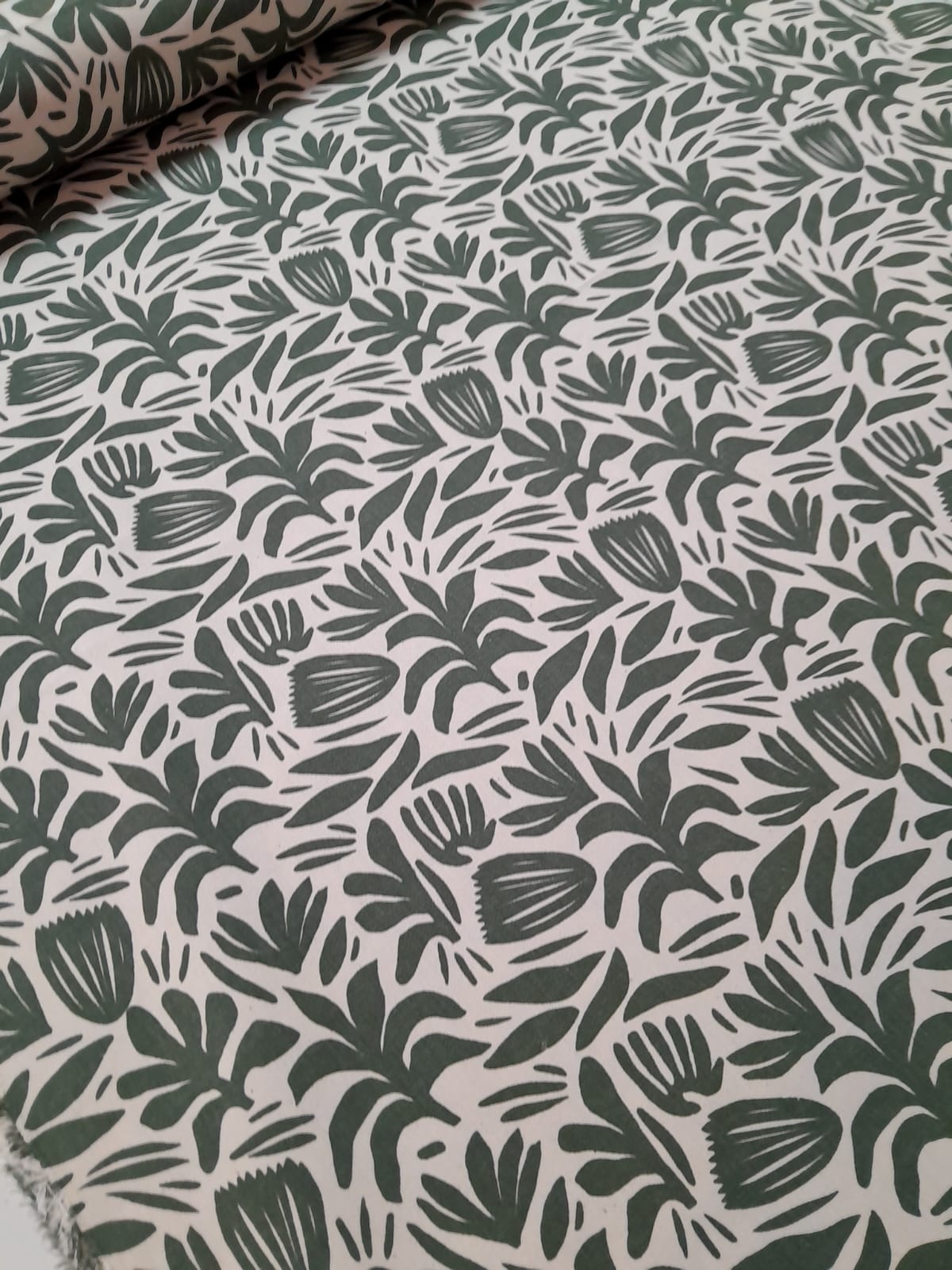 imagen de Gabardina esampada verde fondo natural