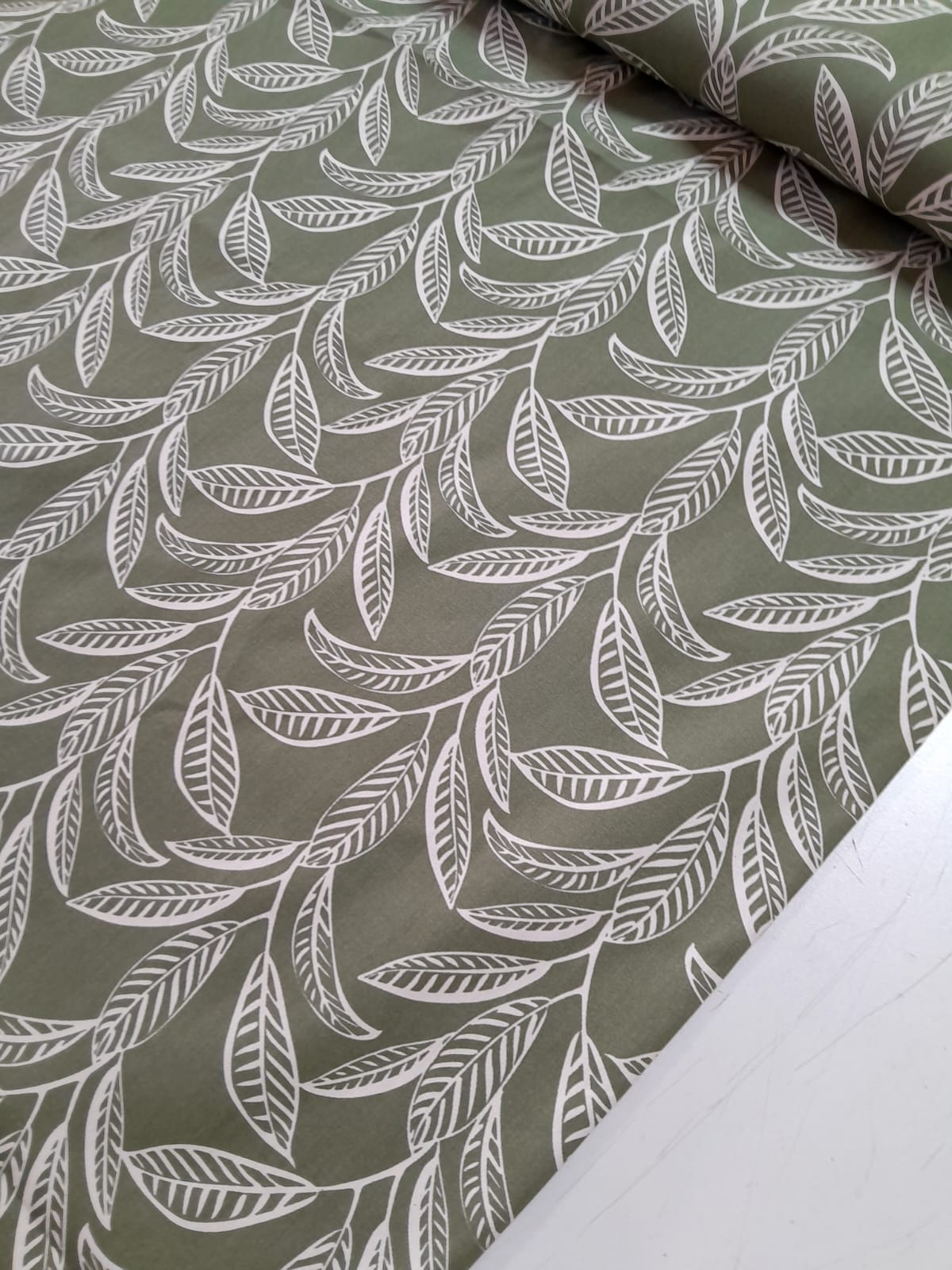 imagen de Gabardina estampada fondo verde