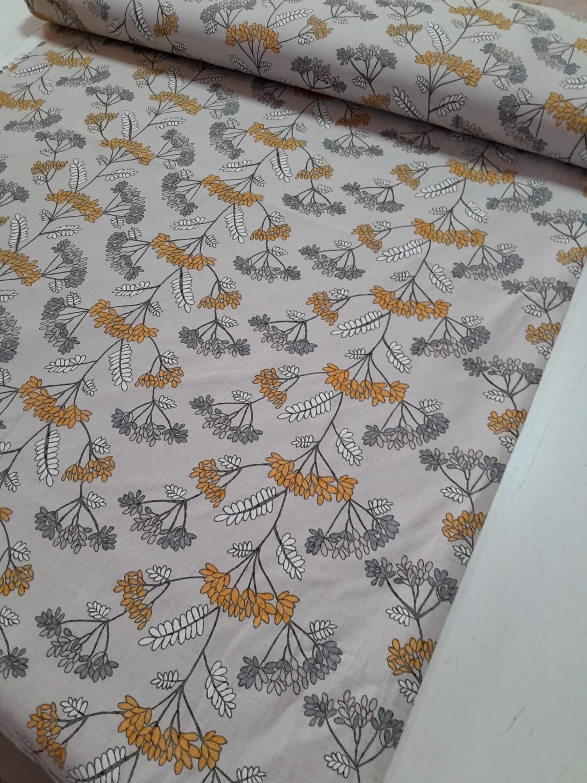 imagen de Gabardina estampada fondo gris
