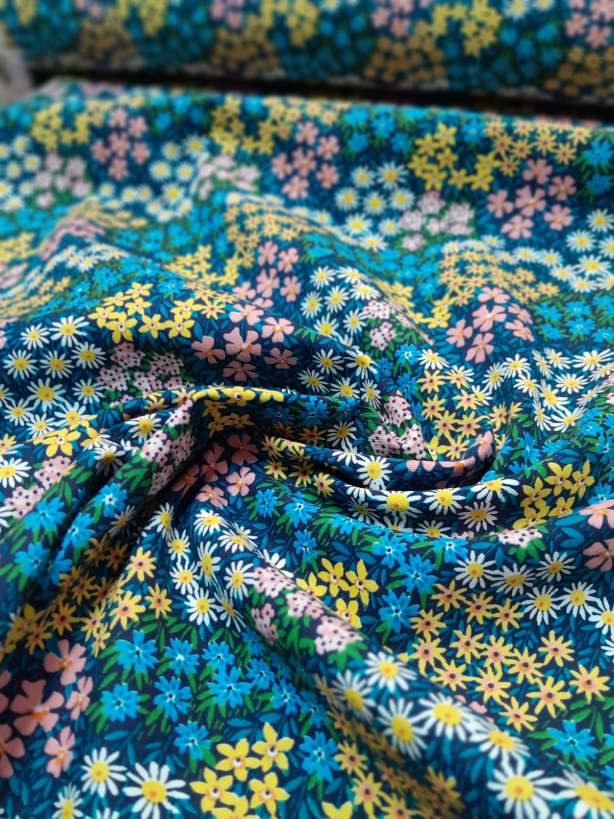 imagen de Gabardina estampada florcitas fondo oscuro