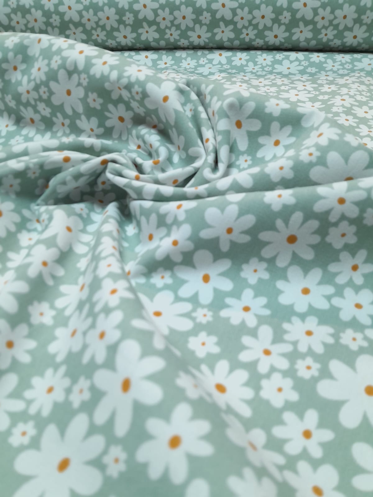 imagen de Gabardina estampada margaritas fondo aqua