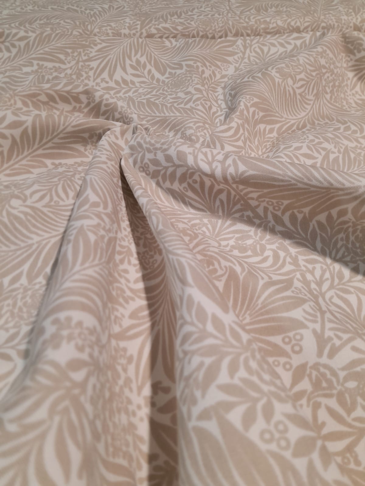 imagen de Gabardina estampado deco beige