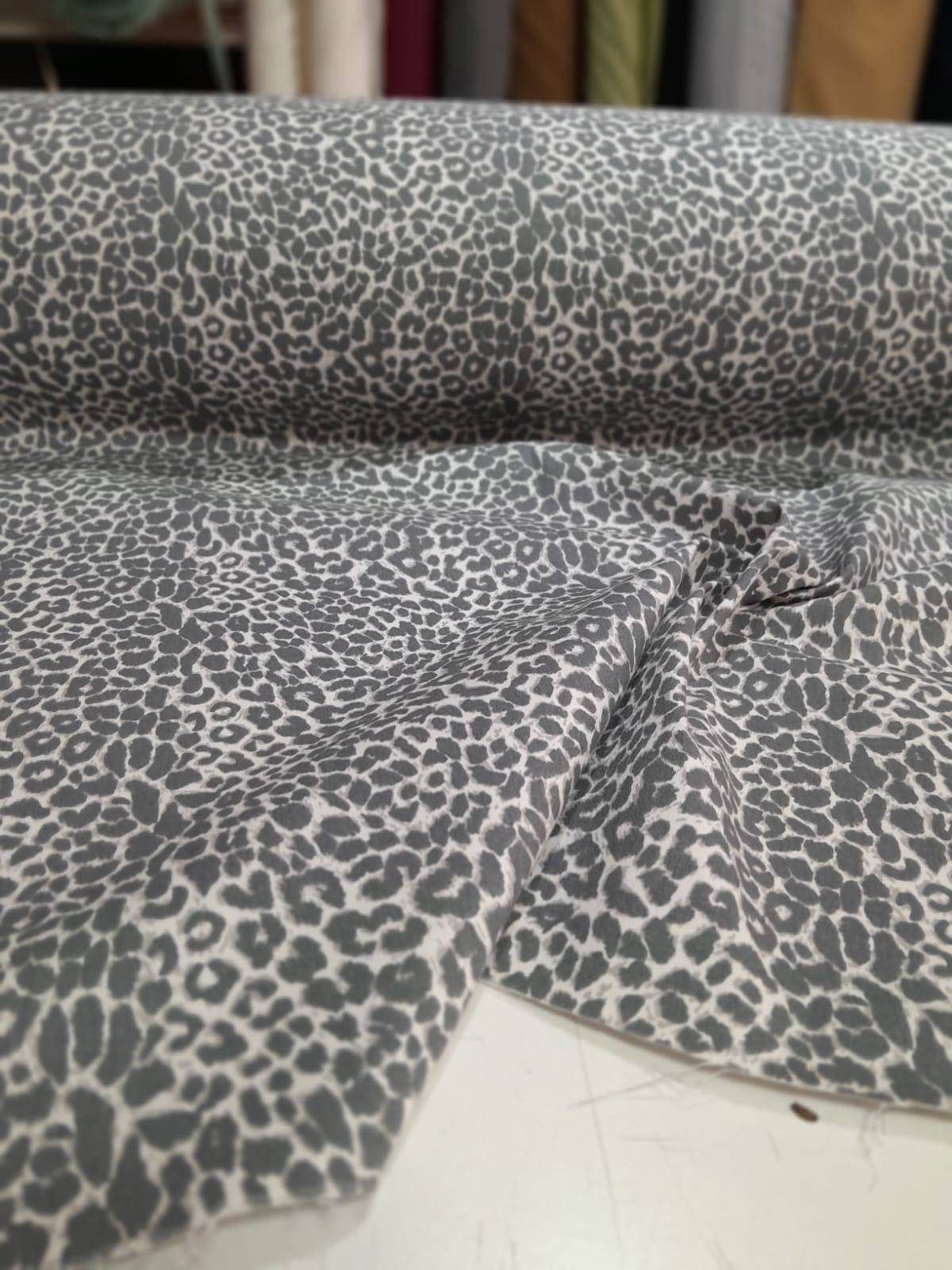 imagen de Gabardina animal print gris