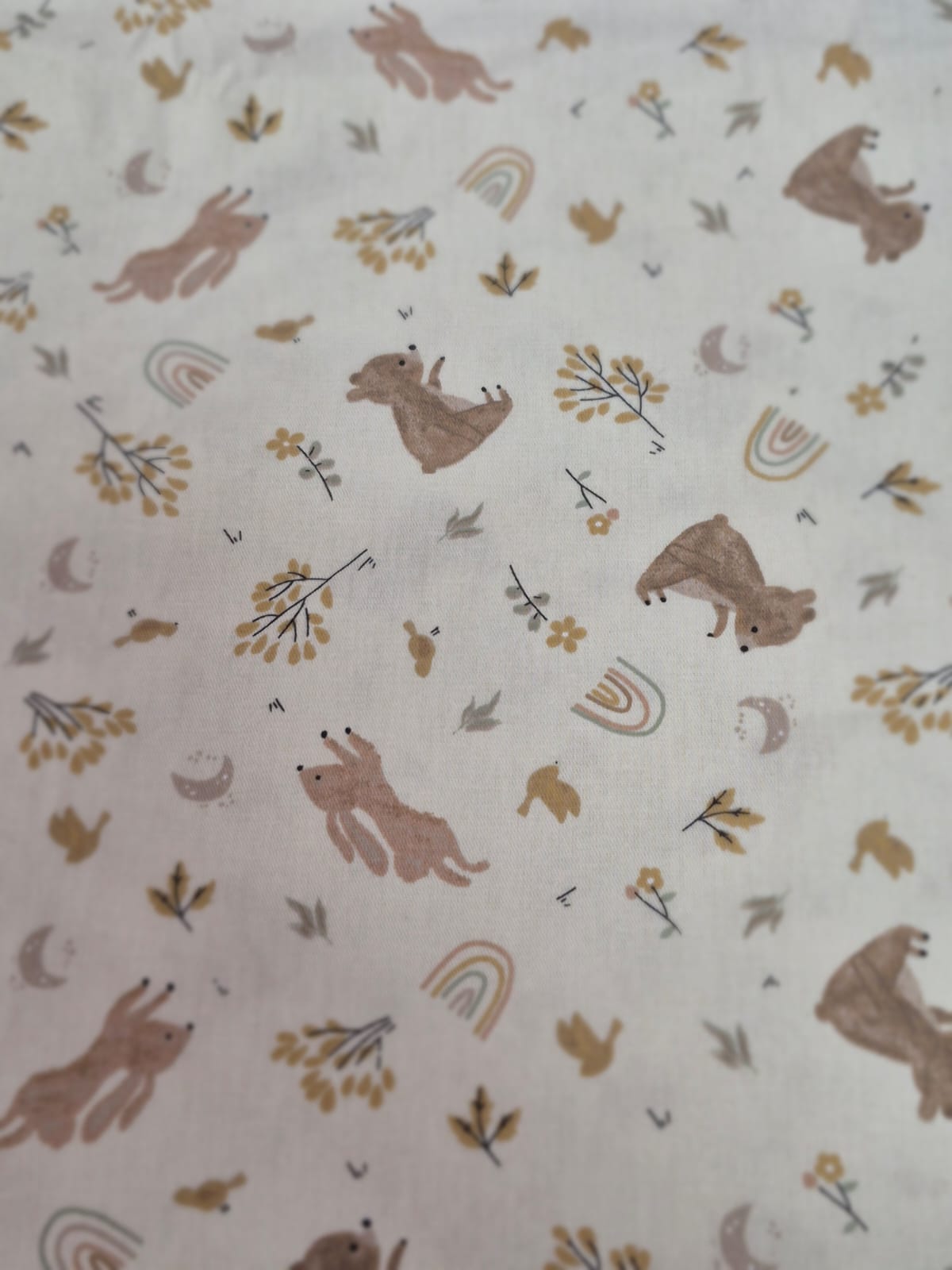 imagen de Gabardina conejos y osos fondo beige